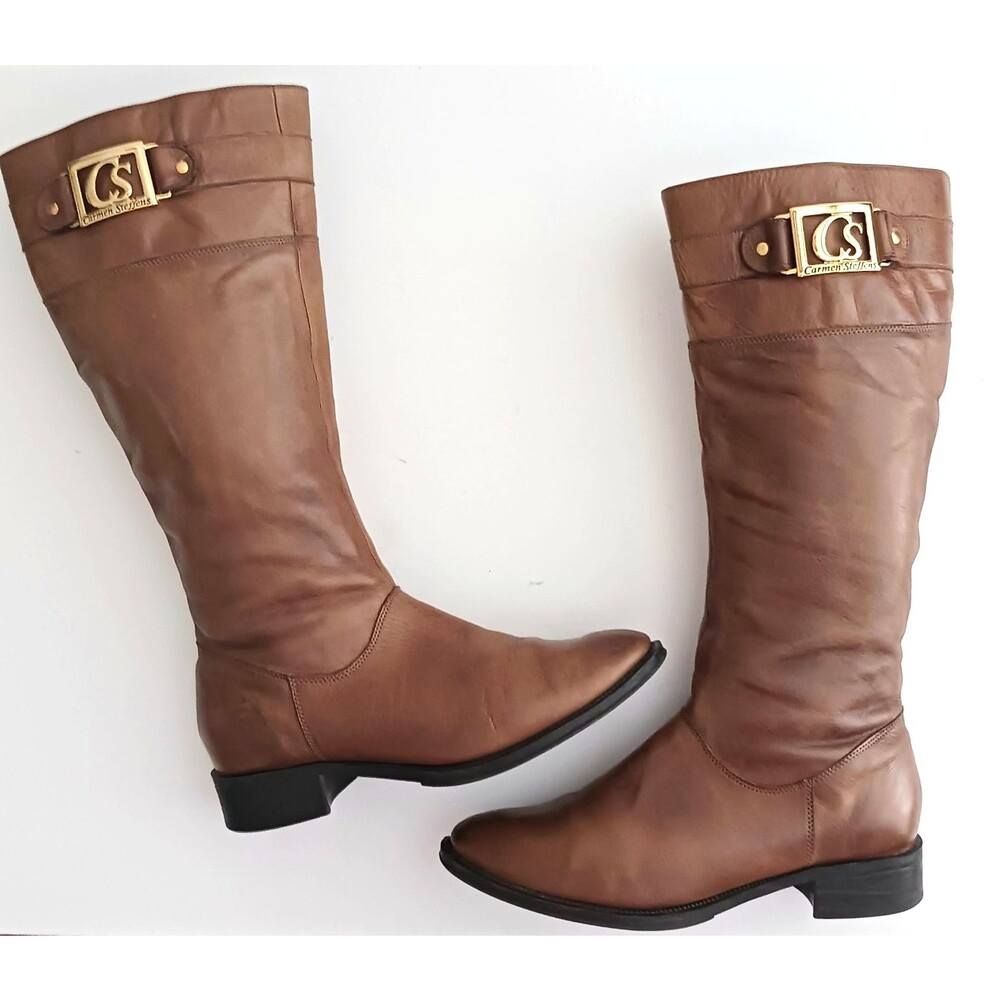 Carmen Steffens Caramel Brown Leather Flat Riding Boot Gold Logo Side Zip 7.5M